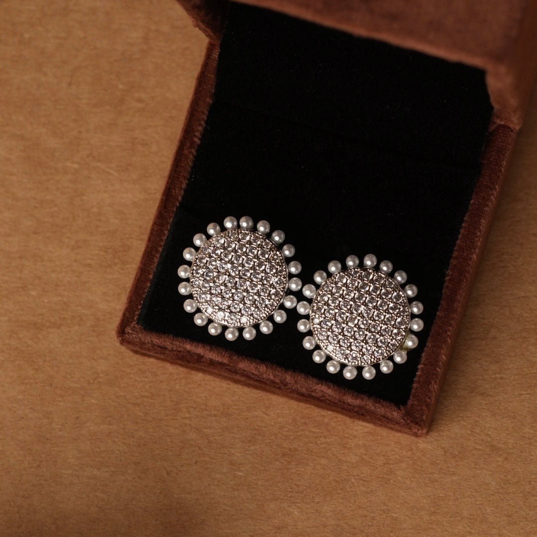 Stunning silver stone and pearl stud