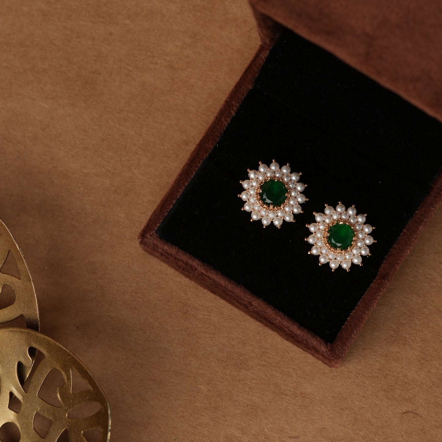 Green and pearl stone stud